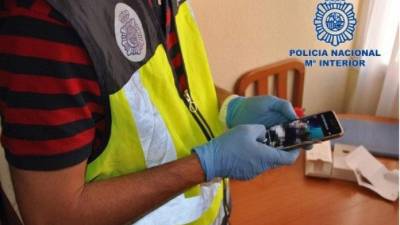Fotografía facilitada por la Policía Nacional de las pruebas obtenidas hoy tras la detención de 50 personas en 15 países por distribuir pornografía infantil a través de grupos de WhatsApp. EFE