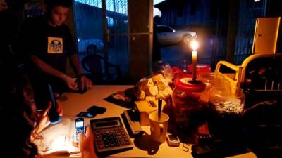 Apagones afectan a los negocios de La Ceiba. Los pobladores ya no soportan las constantes suspensiones de energía.