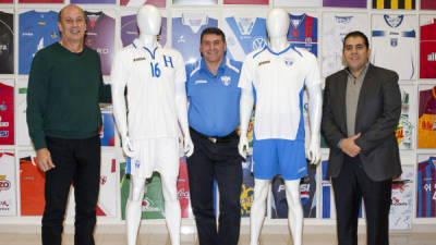Miguel Falero, asistente de la Bicolor, el seleccionador Luis Suárez y Mario Faraj, vicepresidente de Diunsa, estarán en la presentación del nuevo uniforme.
