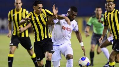 Jorge Benguché recibe la marca del defensor Allans Vargas.