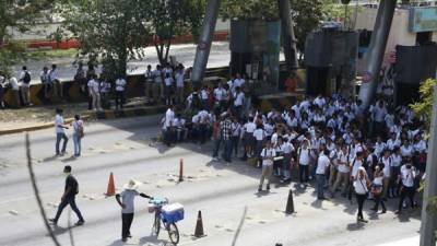 Estudiantes del Instituto José Trinidad Reyes se tomaron las casetas del peaje en el bulevar del este de San Pedro Sula.