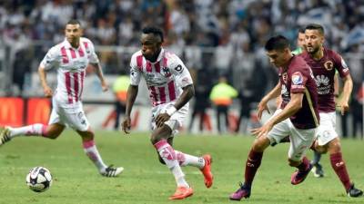 El hondureño del Monterrey, Alberth Elis, es seguido por el defensa argentino Paolo Goltz del América. Foto EFE