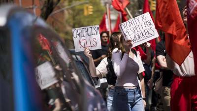 Cada uno portaba una letra, que en conjunto tenía el mensaje de “los inmigrantes son esenciales”.