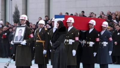 Los restos del embajador ruso fueron repatriados anoche en un avión de su país con honores militares. Foto: Adem Altan/AFP