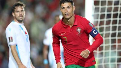 Cristiano Ronaldo marcó tres goles este martes por las eliminatorias de la UEFA.