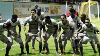 Los jugadores del Juticalpa FC celebrando uno de los goles contra el Marathón. Foto Ronald Aceituno