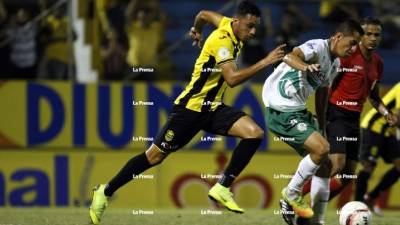 Ángel Tejeda, del Real España, marcando a Oliver Morazán, del Juticalpa. Foto Neptalí Romero