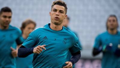 EPA1216. MÚNICH (ALEMANIA), 24/04/2018.- El delantero portugués del Real Madrid, Cristiano Ronaldo, participa en una sesión de entrenamiento del equipo en Múnich (Alemania) hoy, 24 de abril del 2018, en la víspera de su enfrentamiento al Bayern Múnich, en partido de ida de las semifinales de la Liga de Campeones. EFE/Lukas Barth