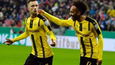 Pierre-Emerick Aubameyang y Marco Reus celebrando uno de los goles del Borussia Dortmund ante el Bayern Múnich. Foto AFP