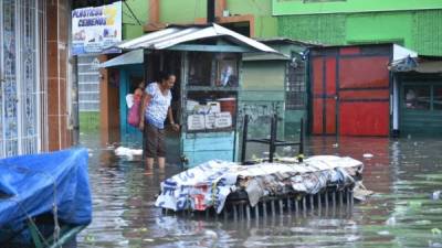 La fuerte lluvia inundó las calles de La Ceiba.