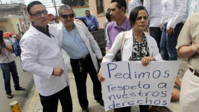 Ayer protestaron en las afueras de la Secretaría de Salud. Foto de Archivo.