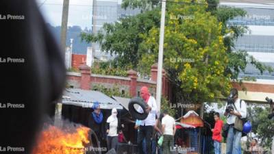 Manifestantes provocaron caos frente a la Unah quemando llantas.