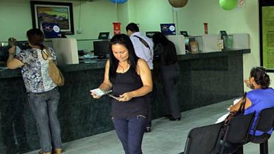 Una ahorrante se retira de una de las ventanillas de la cooperativa Elga, institución que crece un 20% anual. Fotos: Wendell Escoto.