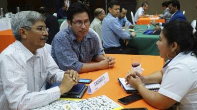 Encuentro. Empresarios hondureños y de la India entablando conversaciones.