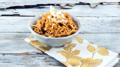 Agregar el queso a los fideos y servir.