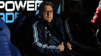 Gerardo Martino observa desde el banco el juego amistoso ante Honduras. Foto EFE/Marcos Urisa