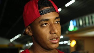 Lozano mientras daba declaraciones antes de partir a España.