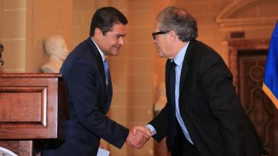 El presidente hondureño, Juan Orlando Hernández, saluda al secretario general de la OEA, Luis Almagro.