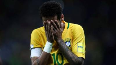 Neymar se lamenta por el penal fallado ante Paraguay. Foto EFE