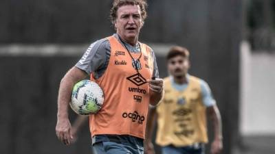 Cuca, de 57 años, fue atendido por el departamento médico del club tras aquejar malestares en el cuerpo y dolor de cabeza.