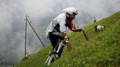 Thomas Thwaites y su extraña experiencia. Foto tomada es.egg-life.net