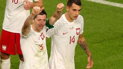 El polaco Robert Lewandowski anotó su primer gol en Mundiales y mostró su emoción al marcar el segundo tanto ante Arabia.