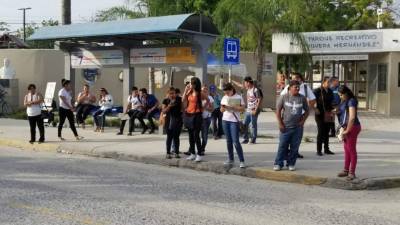 Sampedranos esperaban en una parada de buses que pasara una unidad.
