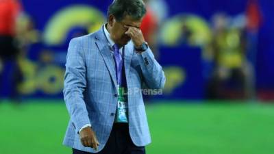 El entrenador colombiano Jorge Luis Pinto salió cabizbajo tras la derrota ante México. Foto Ronald Aceituno.