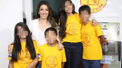Maite Interiano con los niños de Amor y Vida.