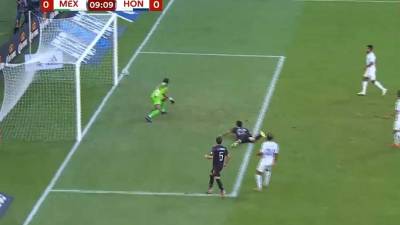 La increíble falla del “Chucky” Lozano en el inicio del México- Honduras