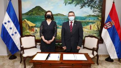 vicecanciller de Relaciones Exteriores de Honduras, José Isaías Barahona, y la embajadora de Serbia en Tegucigalpa, Tatjana Conic.