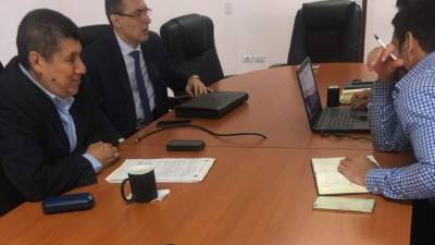 Miguel Gámez con los fiscales.