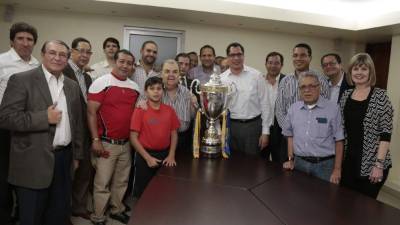 Directivos y cuerpo técnico del Olimpia celebraron a lo grande .
