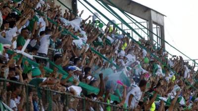 Los aficionados del Platense celebrando el gol de Jorge Cardona. Foto Delmer Martínez