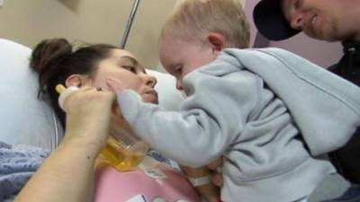 Christina Simoes y su hijo en el hospital. Foto Agencias