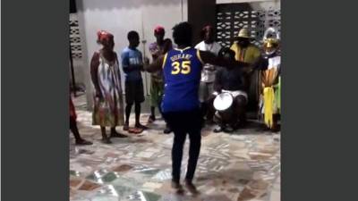 Alberth Elis bailando tradicinal ritmo Yancunú de la comunidad garífuna.