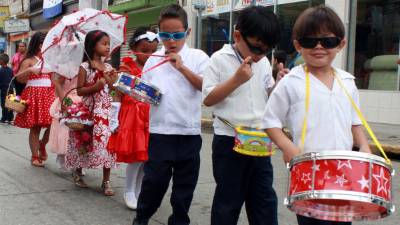 Los pequeñines caminaron ayer por la calle del comercio.