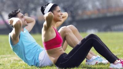 Hacer ejercicio aunque sea media hora al día sirve para quemar algunas calorías.