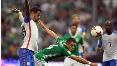 El estadounidense Geoff Cameron marca al mexicano Javier 'Chicharito' Hernández. Foto AFP