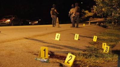 Una gran cantidad de casquillos de bala quedaron a orilla de la carretera CA-13, frente a la posta policial de Satuyé.