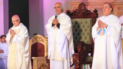 Monseñor Ángel Garachana, obispo de la diócesis de San Pedro Sula, el cardenal de Nicaragua cardenal Leopoldo José Brenes Solórzano y el cardenal hondureños Óscar Andres Rodríguez, participan en la misa de la Virgen de Suyapa en Tegucigalpa.