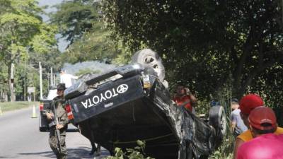 El carro en el que venía Deras volcó por el impacto.