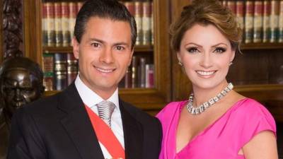 A group of tourists bow before statues of late North Korean leaders Kim Il-Sung (L) and Kim Jong-Il (R), on Mansu hill in Pyongyang on July 23, 2017.The Westerners lined up before giant statues of North Koreas founder Kim Il-Sung and his son and successor Kim Jong-Il on Sunday and, on command from their guide, bowed deeply - a ritual that the Trump administration intends to stop US tourists performing, with Washington due to impose a ban on its citizens holidaying in the Democratic People's Republic of Korea (DPRK), as the North is officially known. / AFP PHOTO / Ed JONES / TO GO WITH AFP STORY NKOREA-US-TOURISM-DIPLOMACY,FOCUS BY SEBASTIEN BERGER