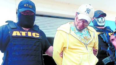 Agentes de la Atic trasladaban a José Cardona, vinculado en el desfalco del IHSS.