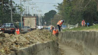 Cuadrillas limpiaron el canal de la 27 calle el cual regularmente se llena de basura.