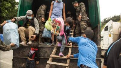 Un grupo de migrantes fue registrado este martes al ser retornados a Honduras por militares guatemaltecos, en El Florido (Guatemala). EFE
