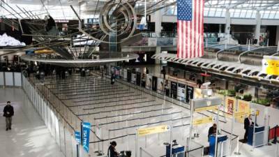 Una terminal de salida internacional del Aeropuerto John F. Kennedy (JFK) de Nueva York luce escasa de pasajeros. Foto: AFP