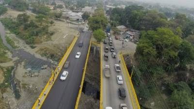 Ayer funcionaron los dos puentes en Las Brisas y hoy únicamente quedará habilitado el que se reparó; el otro va a mantenimiento.