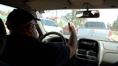 Muchos de los sampedranos se desesperan en las filas y se muestran violentos. Foto: Yoseph Amaya.