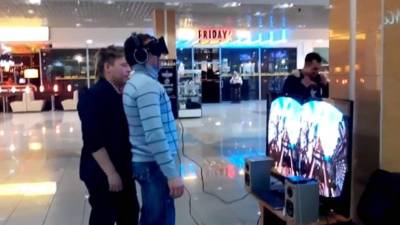 Un bromista aprovechó la ocasión para empujarlo justo cuando estaba en la parte más alta de la montaña rusa virtual. Al sentir que iba rumbo al vacío, fue presa del pánico.